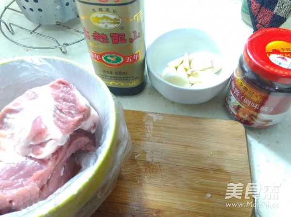 <a href=/shicai/guopin/BoLuo/index.html target=_blank><u>菠萝</u></a>蜜汁叉烧肉的做法