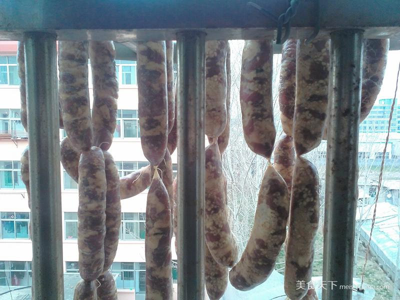自制<a href=/shicai/rouqin/ZhuRou/index.html target=_blank><u>猪肉</u></a><a href=/shicai/rouqin/XiangChang/index.html target=_blank><u>香肠</u></a>