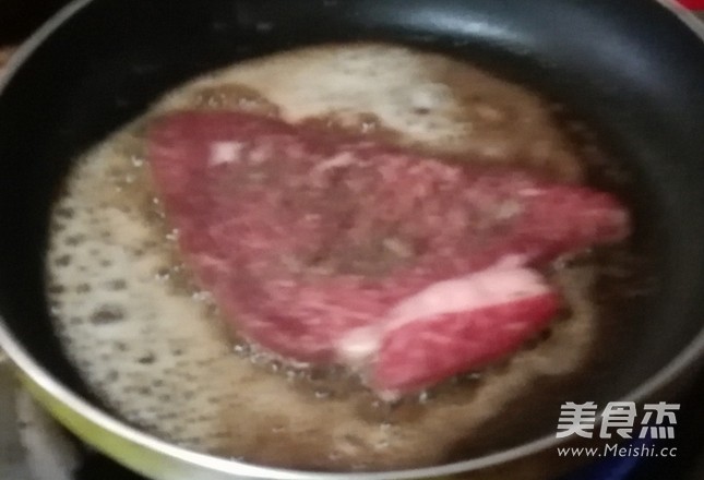 #圣诞节#黑椒<a href=/shicai/rouqin/NiuPai/index.html target=_blank><u>牛排</u></a>的做法