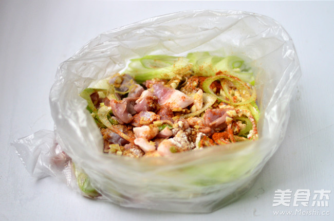 烤<a href=/shicai/rouqin/YangRou/index.html target=_blank><u>羊肉</u></a>串的做法