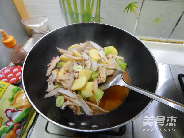 香辣<a href=/shicai/shucai/TuDou/index.html target=_blank><u>土豆</u></a>鸡软骨的做法