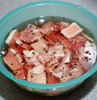 手抓<a href=/shicai/rouqin/YangPai/index.html target=_blank><u>羊排</u></a>