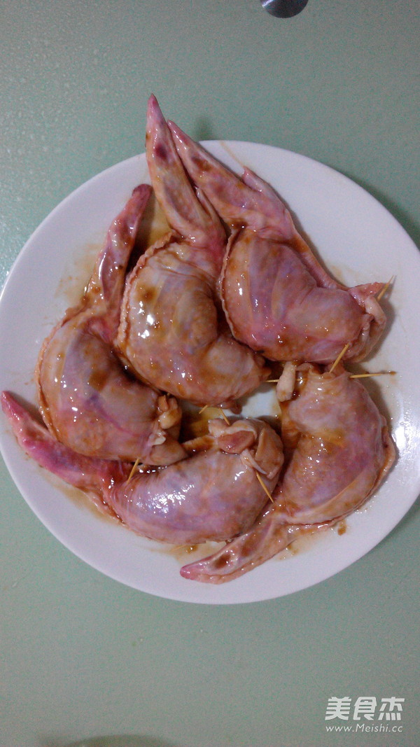 #感恩节# <a href=/shicai/rouqin/JiChi/index.html target=_blank><u>鸡翅</u></a>包饭的做法