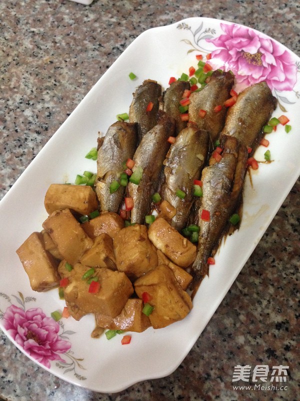 小<a href=/shicai/shuichanpin/uangYu/index.html target=_blank><u>黄鱼</u></a>烧<a href=/shicai/mimian/DouFu/index.html target=_blank><u>豆腐</u></a>的做法