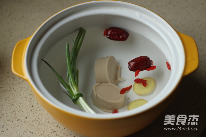 猪骨浓汤丸子火锅的做法