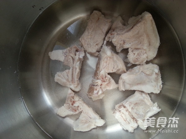 <a href=/shicai/shucai/JueCai/index.html target=_blank><u>蕨菜</u></a>烧<a href=/shicai/rouqin/PaiGu/index.html target=_blank><u>排骨</u></a>的做法