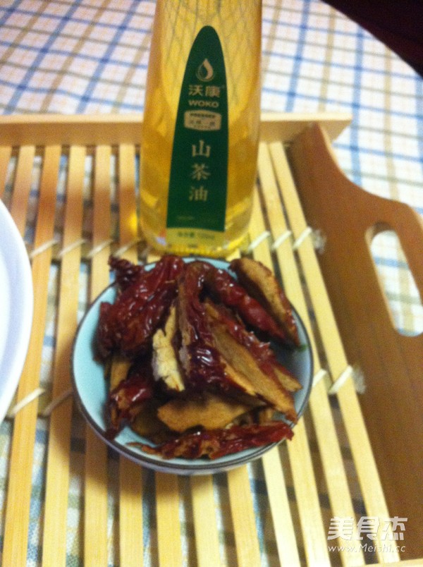 红<a href=/shicai/guopin/Zao/index.html target=_blank><u>枣</u></a>炒<a href=/shicai/shucai/MuEr/index.html target=_blank><u>木耳</u></a>的做法