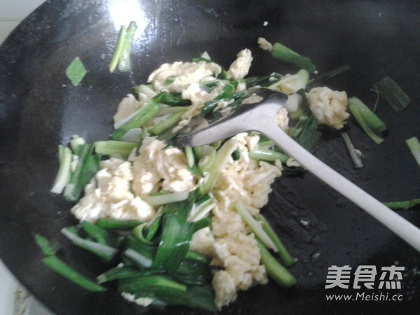 蒜叶炒<a href=/shicai/rouqin/YaDan/index.html target=_blank><u>鸭蛋</u></a>的做法