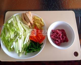 <a href=/shicai/shucai/JiuHuang/index.html target=_blank><u>韭黄</u></a><a href=/shicai/rouqin/LiJi/index.html target=_blank><u>里脊</u></a>