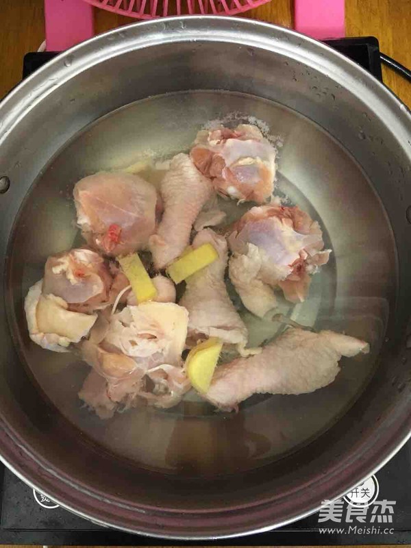 <a href=/shicai/shucai/TuDou/index.html target=_blank><u>土豆</u></a>炖<a href=/shicai/rouqin/JiTui/index.html target=_blank><u>鸡腿</u></a>的做法