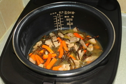 干<a href=/shicai/shucai/DouJiao/index.html target=_blank><u>豆角</u></a>肉片煲仔饭步骤7