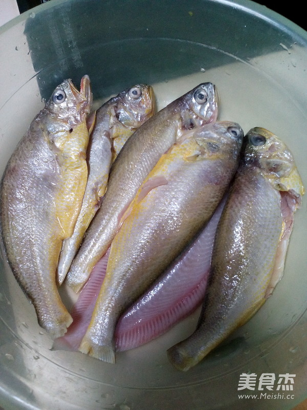 煎<a href=/shicai/shuichanpin/HuangHuaYu/index.html target=_blank><u>黄花鱼</u></a>的做法