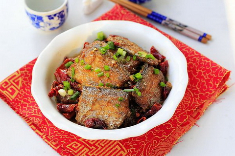 麻辣<a href=/shicai/shuichanpin/DaiYu/index.html target=_blank><u>带鱼</u></a>步骤