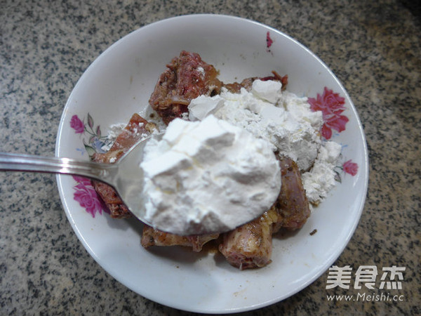 油炸<a href=/shicai/rouqin/JiGuJia/index.html target=_blank><u>鸡骨架</u></a>的做法