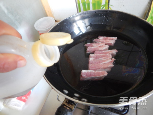 酸甜<a href=/shicai/rouqin/PaiGu/index.html target=_blank><u>排骨</u></a>的做法