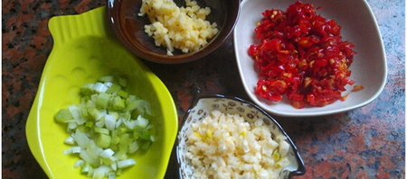 剁<a href=/shicai/shucai/LaJiao/index.html target=_blank><u>辣椒</u></a>蒸鸡剁步骤2