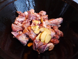 <a href=/shicai/shucai/XiangGu/index.html target=_blank><u>香菇</u></a>炒鸡的做法步骤:4