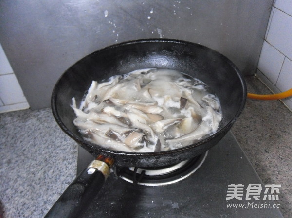 软炸<a href=/shicai/shucai/PingGu/index.html target=_blank><u>平菇</u></a>的做法