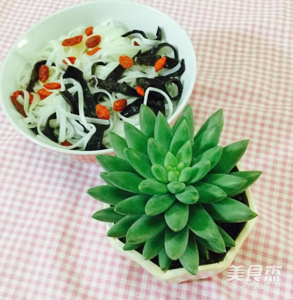 <a href=/shicai/shucai/MuEr/index.html target=_blank><u>木耳</u></a>汤粉的做法