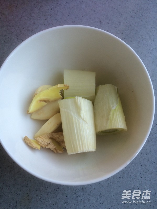 红烧<a href=/shicai/rouqin/JiChi/index.html target=_blank><u>鸡翅</u></a>的做法