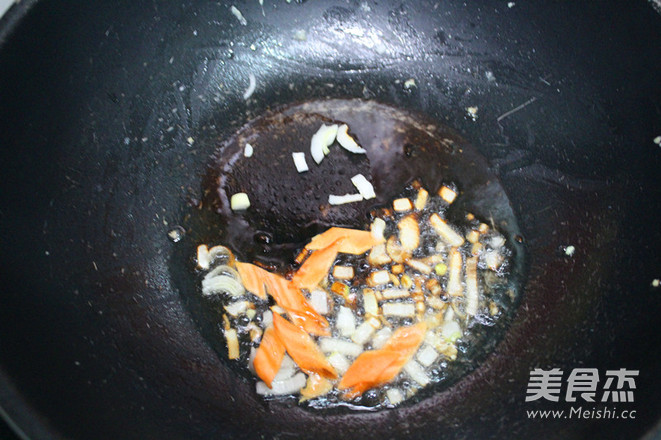 <a href=/shicai/shucai/HuangHuaCai/index.html target=_blank><u>黄<a href=/shicai/shucai/HuaCai/index.html target=_blank><u>花菜</u></a></u></a>炒<a href=/shicai/rouqin/JiDan/index.html target=_blank><u>鸡蛋</u></a>的做法