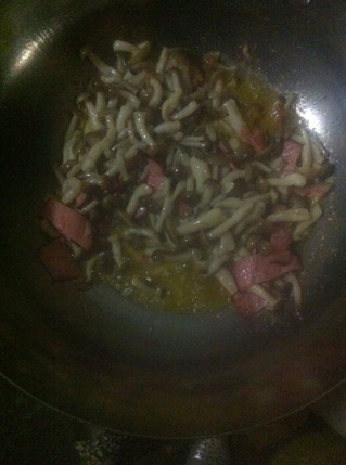 腊味<a href=/shicai/shucai/XieWeiGu/index.html target=_blank><u>蟹味菇</u></a>烩炸<a href=/shicai/mimian/DouPi/index.html target=_blank><u>豆皮</u></a>