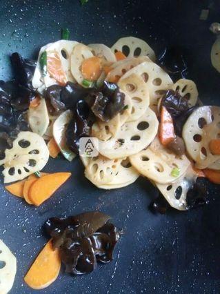 缤纷<a href=/shicai/shucai/Ou/index.html target=_blank><u>藕</u></a>片