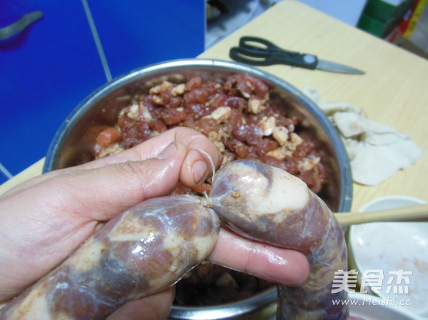 备年货之灌腊肠的做法