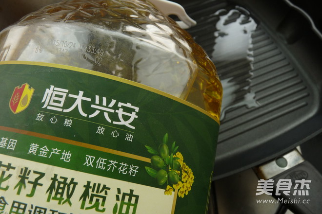 #恒大兴安#酱爆<a href=/shicai/shuichanpin/YouYu/index.html target=_blank><u>鱿鱼</u></a>须的做法