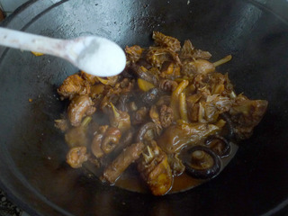 <a href=/shicai/shucai/XiangGu/index.html target=_blank><u>香菇</u></a>炒鸡的做法步骤:11