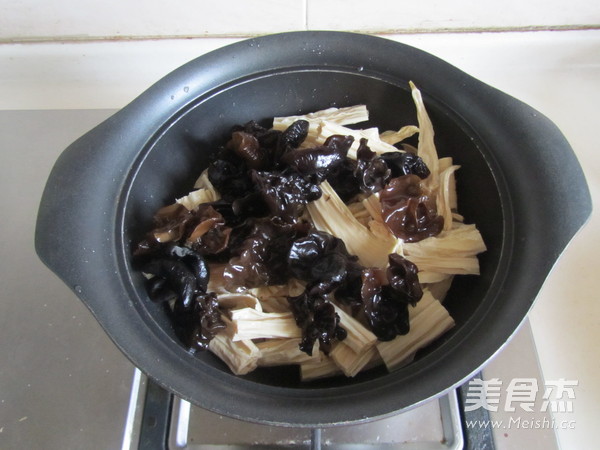 <a href=/shicai/rouqin/NiuRou/index.html target=_blank><u>牛肉</u></a><a href=/shicai/mimian/FuZhu/index.html target=_blank><u>腐竹</u></a>煲的做法