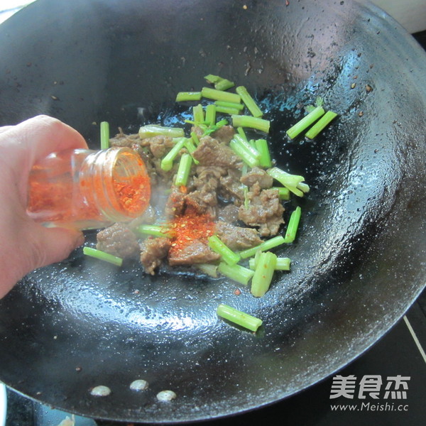 干烧<a href=/shicai/shucai/QinCai/index.html target=_blank><u>芹菜</u></a><a href=/shicai/rouqin/NiuNan/index.html target=_blank><u>牛腩</u></a>的做法