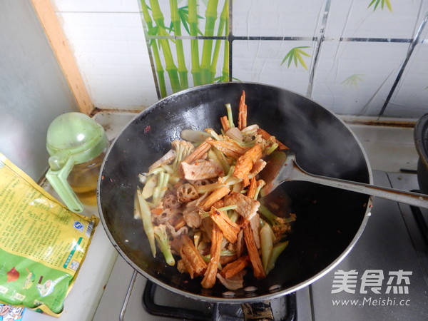 干锅<a href=/shicai/mimian/FuZhu/index.html target=_blank><u>腐竹</u></a>的做法