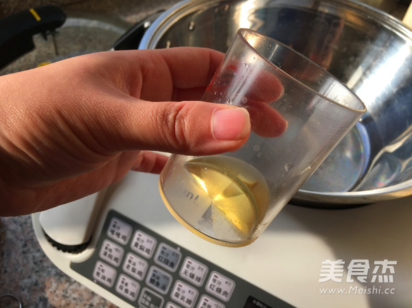 <a href=/shicai/shucai/LaJiao/index.html target=_blank><u>辣椒</u></a>脆皮肠的做法