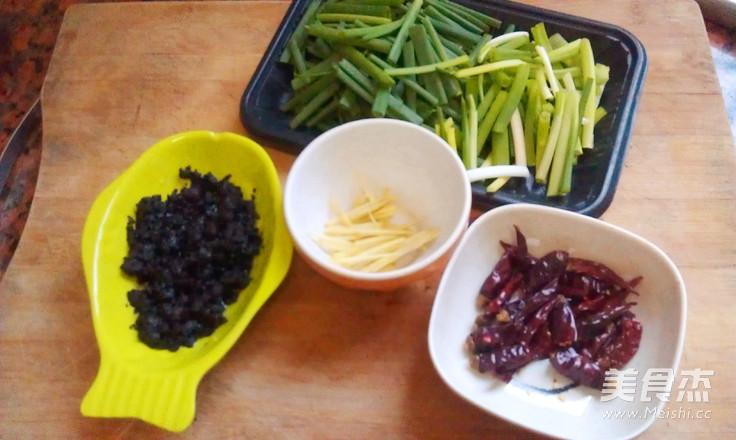 <a href=/shicai/diaoweipin/DouChi/index.html target=_blank><u>豆豉</u></a>烧红衫鱼的做法