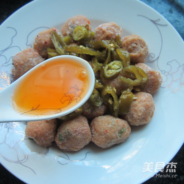 酸<a href=/shicai/shucai/LaJiao/index.html target=_blank><u>辣椒</u></a>蒸肉丸的做法