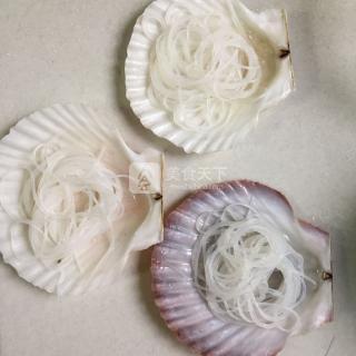 蒜蓉<a href=/shicai/mimian/FenSi/index.html target=_blank><u>粉丝</u></a>蒸<a href=/shicai/shuichanpin/ShanBei/index.html target=_blank><u>扇贝</u></a>