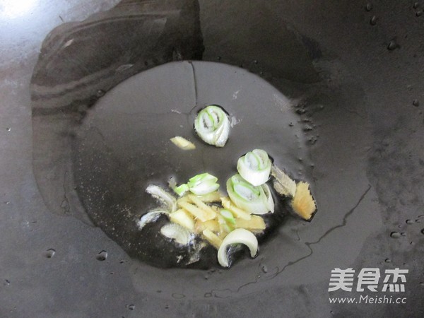 <a href=/shicai/shucai/XiangGu/index.html target=_blank><u>香菇</u></a>肉末<a href=/shicai/mimian/DouFu/index.html target=_blank><u>豆腐</u></a>的做法