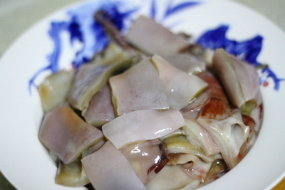 家常风味<a href=/shicai/shucai/QingJiao/index.html target=_blank><u>青椒</u></a>炒<a href=/shicai/shuichanpin/YouYu/index.html target=_blank><u>鱿鱼</u></a>步骤1