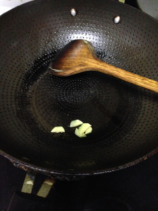 吮指<a href=/shicai/rouqin/PaiGu/index.html target=_blank><u>排骨</u></a><a href=/shicai/mimian/NianGao/index.html target=_blank><u>年糕</u></a>