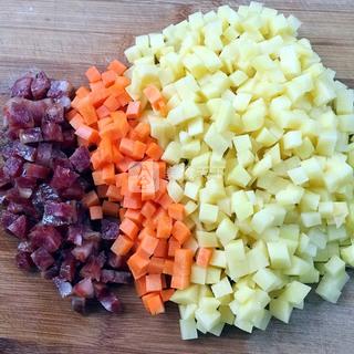 <a href=/shicai/shucai/TuDou/index.html target=_blank><u>土豆</u></a><a href=/shicai/shucai/HuLuoBo/index.html target=_blank><u>胡<a href=/shicai/shucai/LuoBo/index.html target=_blank><u>萝卜</u></a></u></a><a href=/shicai/rouqin/XiangChang/index.html target=_blank><u>香肠</u></a>烘蛋