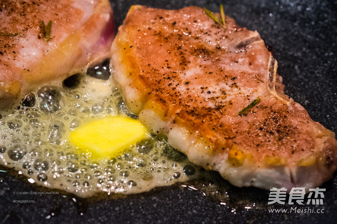 黑<a href=/shicai/diaoweipin/Cu/index.html target=_blank><u>醋</u></a>配香煎黑毛<a href=/shicai/rouqin/ZhuPai/index.html target=_blank><u>猪排</u></a>的做法