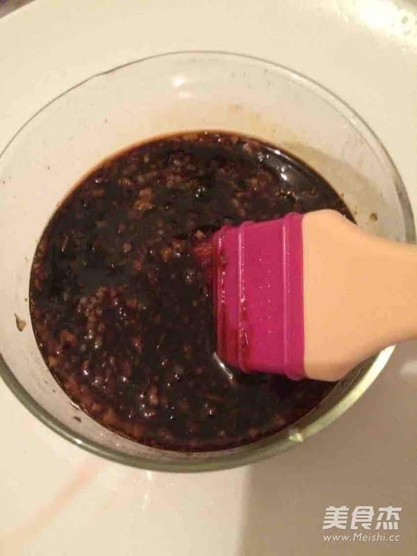 <a href=/shicai/diaoweipin/HeiHuJiao/index.html target=_blank><u>黑胡椒</u></a>烤扁鱼的做法