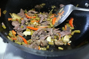 酸<a href=/shicai/shucai/DouJiao/index.html target=_blank><u>豆角</u></a>炒<a href=/shicai/rouqin/JiZa/index.html target=_blank><u>鸡杂</u></a>步骤4