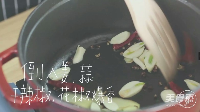 铸铁锅酒蒸<a href=/shicai/shuichanpin/HaLi/index.html target=_blank><u>蛤蜊</u></a>的做法