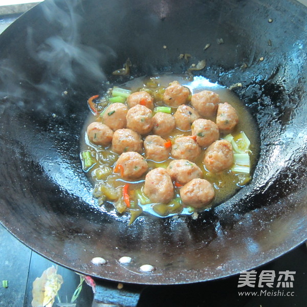 鱼香酸辣丸子的做法