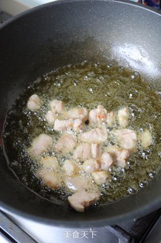 <a href=/shicai/shucai/QiuKui/index.html target=_blank><u>秋葵</u></a><a href=/shicai/shucai/YuTou/index.html target=_blank><u>芋头</u></a>焖腩肉