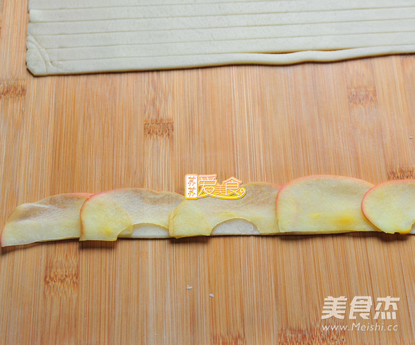 <a href=/shicai/guopin/PingGuo/index.html target=_blank><u>苹果</u></a>玫瑰卷的做法