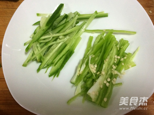 凉拌五香<a href=/shicai/mimian/DouFu/index.html target=_blank><u>豆腐</u></a>干的做法