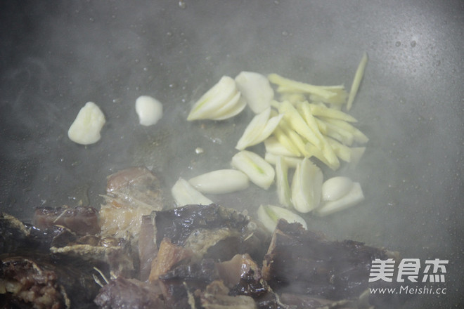 剁椒炒腊鱼的做法